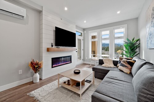 New Mountain View 1BR + Den