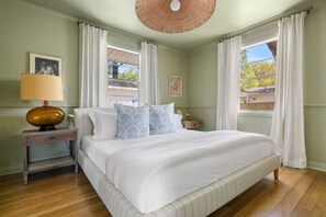 4 室のベッドルーム、デスク、旅行用ベビーベッド、WiFi