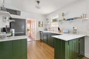 冷蔵庫、電子レンジ、オーブン、コンロ