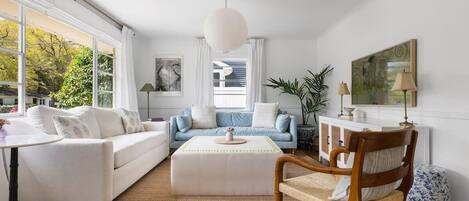 Una televisión, una oficina