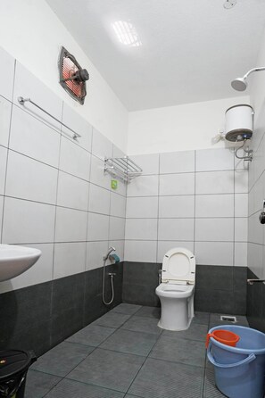 Shower, towels - Hillside Hideaway (Gudalur)