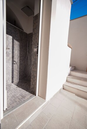 Regadera, secadora de cabello, bidet, toallas 