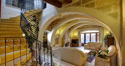 Villa in central location. Family friendly villa with pool and garden.