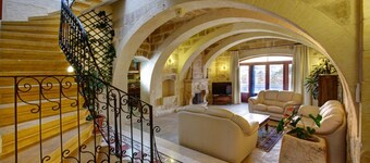 Villa in central location. Family friendly villa with pool and garden.