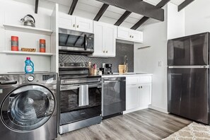 Kjøleskap, mikrobølgeovn, ovn og kokeplater