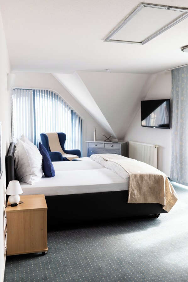 Basic Triple Room | Free WiFi, bed sheets