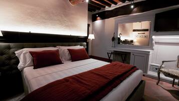 Une chambre à coucher avec un grand lit, une couverture rouge et une tête de lit en bois.