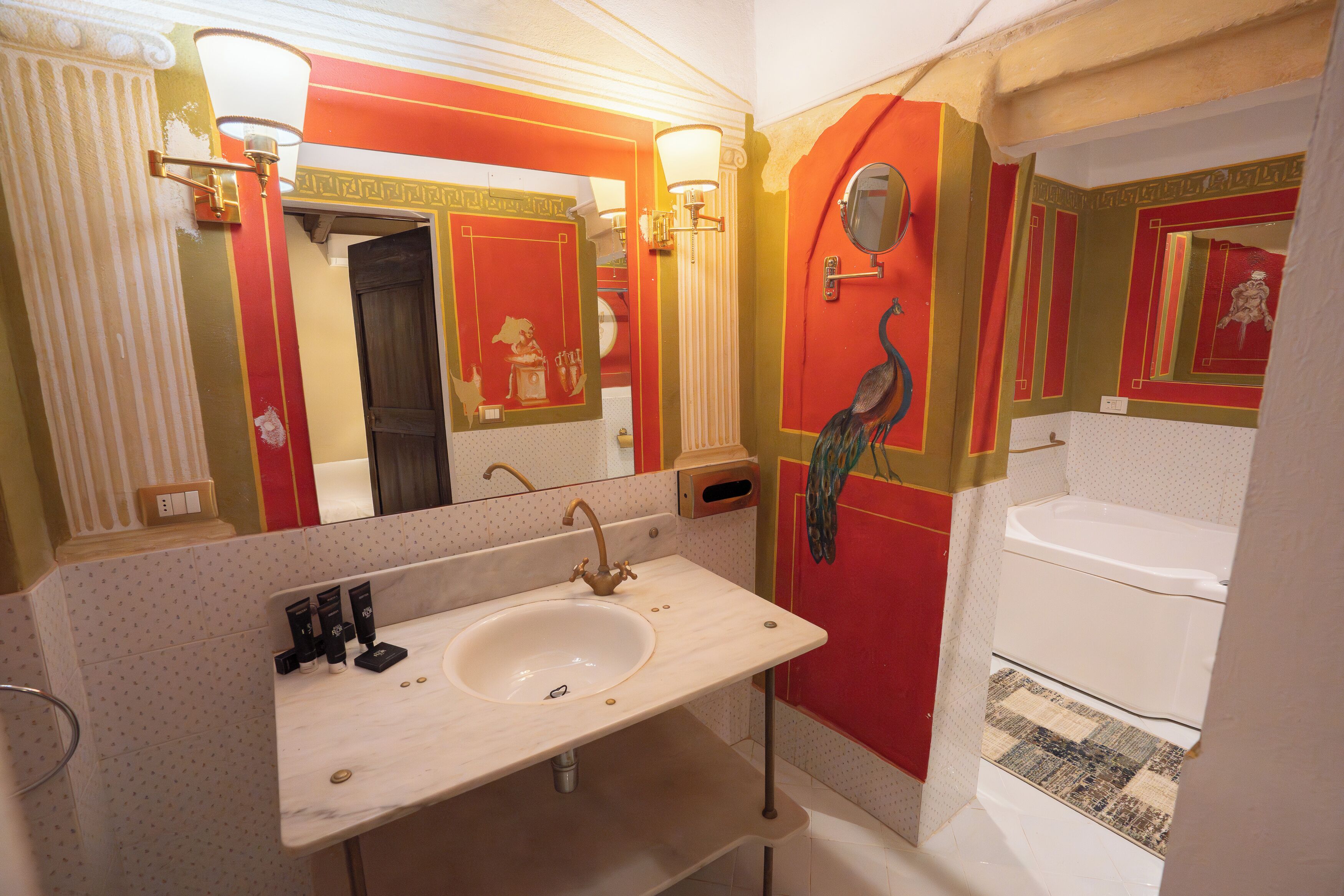 Un baño con un espejo grande, un lavabo y un inodoro.