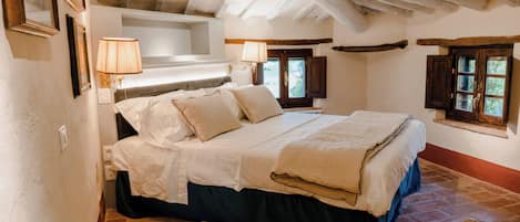 Standaard kamer, 1 kingsize bed | 2 slaapkamers, een kluis op de kamer, een bureau, gratis wifi