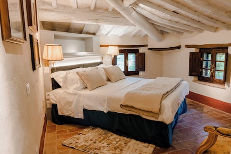 2 habitaciones, caja de seguridad en la habitación y escritorio