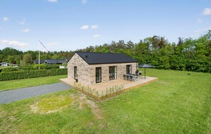 Exterior - Awesome home in Hovborg with kitchen (Hovborg)