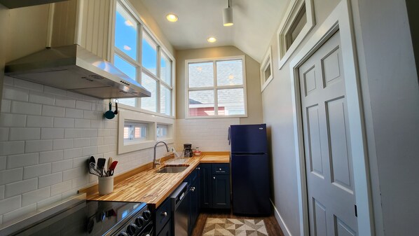 Fridge, microwave, oven, stovetop - Recently Renovated Cozy Cottage in Private Village On VT-100 (5-min to Mount Snow) (West Dover)