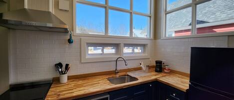 Een koelkast, een magnetron, een oven, een kookplaat