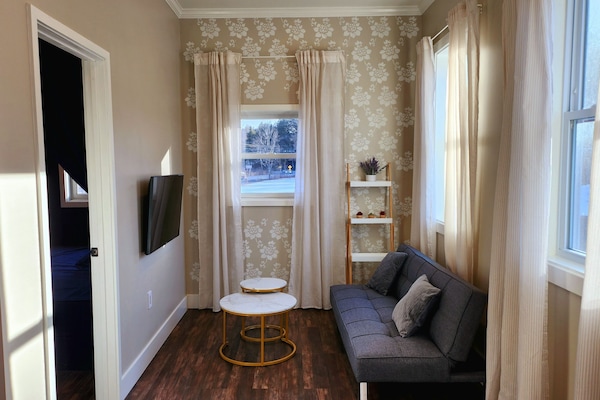 Living room (with futon couch)