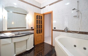 Shower, hair dryer - 3 bedroom lovely apartment in Angri (Angri)