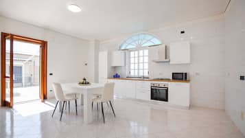 Frigorifero, piano cottura, lavastoviglie, macchina per tè/caffè