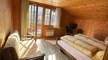 Room | 1 bedroom, down comforters, desk, laptop workspace