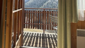 A wooden balcony with a view of snow-covered mountains. - Jägerheim (Ernen)