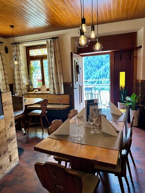 Serveert ontbijt, lunch, diner, openlucht dineren