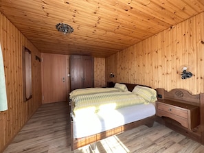 1 bedroom, down duvets, desk, laptop workspace - Jägerheim (Ernen)