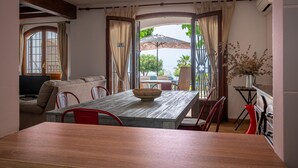 Dining - Quiet 4-bedroom house near Munts beach, air-conditioned, shared pool (Torredembarra)