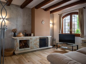 Televisie en een open haard