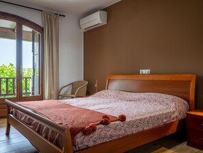 4 bedrooms, free WiFi, bed sheets - AT084 Roquer: Casa adosada de 4 dormitorios con vistas al mar, en la zona de las rocas del barrio de els Munts, con A/A, barbacoa, wifi y piscina (Torredembarra)