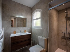 Towels - AT084 Roquer: Casa adosada de 4 dormitorios con vistas al mar, en la zona de las rocas del barrio de els Munts, con A/A, barbacoa, wifi y piscina (Torredembarra)