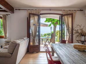 Dining - AT084 Roquer: Casa adosada de 4 dormitorios con vistas al mar, en la zona de las rocas del barrio de els Munts, con A/A, barbacoa, wifi y piscina (Torredembarra)