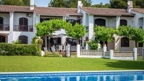 A two-story house with a swimming pool in the foreground. - Quiet 4-bedroom house near Munts beach, air-conditioned, shared pool (Torredembarra)