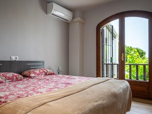 4 bedrooms, free WiFi, bed sheets - AT084 Roquer: Casa adosada de 4 dormitorios con vistas al mar, en la zona de las rocas del barrio de els Munts, con A/A, barbacoa, wifi y piscina (Torredembarra)
