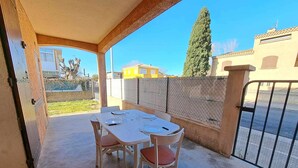 Unclassified image, 5 of 12, button - Ground Floor Apartment with Air Con, Terrace, and Shared BBQ - Sleeps 6 (Marseillan-Plage)