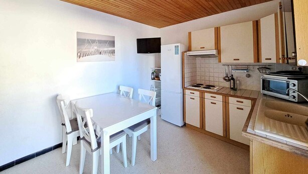 Unclassified image, 1 of 12, button - Ground Floor Apartment with Air Con, Terrace, and Shared BBQ - Sleeps 6 (Marseillan-Plage)