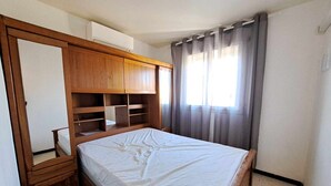 Unclassified image, 3 of 12, button - Ground Floor Apartment with Air Con, Terrace, and Shared BBQ - Sleeps 6 (Marseillan-Plage)
