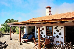Outdoor dining - Casa Rural LAS Llanadas (Llano Negro,)