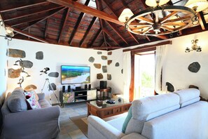 Flatskjerm-TV og DVD-spiller