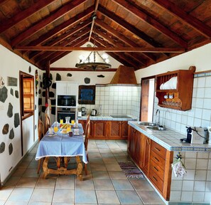 Fridge, microwave, oven, coffee/tea maker - Casa Rural LAS Llanadas (Llano Negro,)