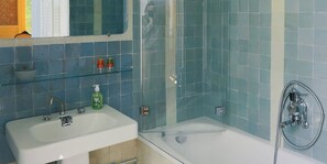 Een douche, handdoeken