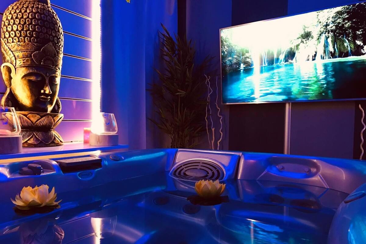 Suite clásica, vistas a la ciudad | Zona de estar | Smart TV de 55 pulgadas con canales digitales