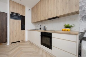 Fridge, microwave, oven, stovetop - Domaniewska 47A | Modern Studio | Parking (Warszawa)