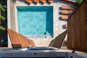Una piscina al aire libre, una piscina climatizada