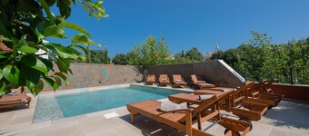 NEW Luxury Villa Casa Nova with Game Room, Summer kitchen and heated Pool
