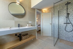 Douche, sèche-cheveux, serviettes fournies, savon