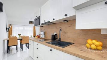 Geladeira, micro-ondas, cooktop, cafeteira/chaleira