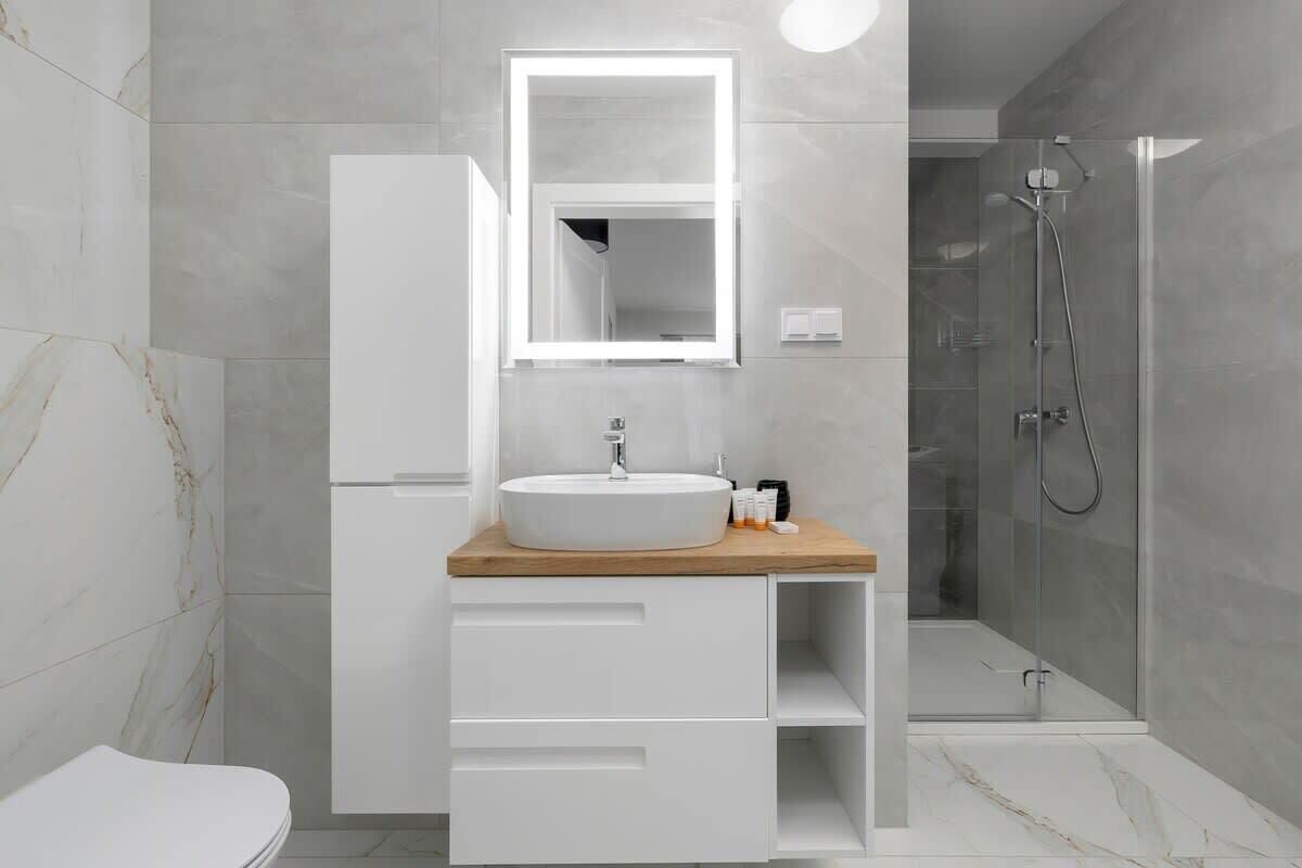 Douche, sèche-cheveux, serviettes fournies, shampoing