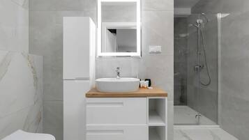 Douche, sèche-cheveux, serviettes fournies, shampoing