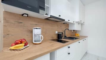 Køleskab, mikrobølgeovn, kogeplade, kaffe-/temaskine