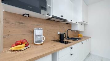 Geladeira, micro-ondas, cooktop, cafeteira/chaleira