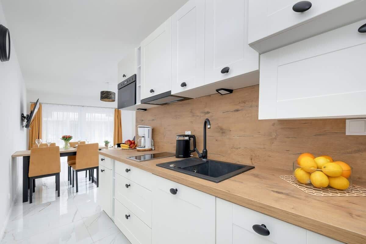 Kühlschrank, Mikrowelle, Herdplatte, Wasserkocher mit Kaffee-/Teezubehör