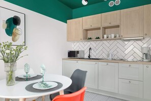 Kjøleskap, mikrobølgeovn, kokeplater og oppvaskmaskin